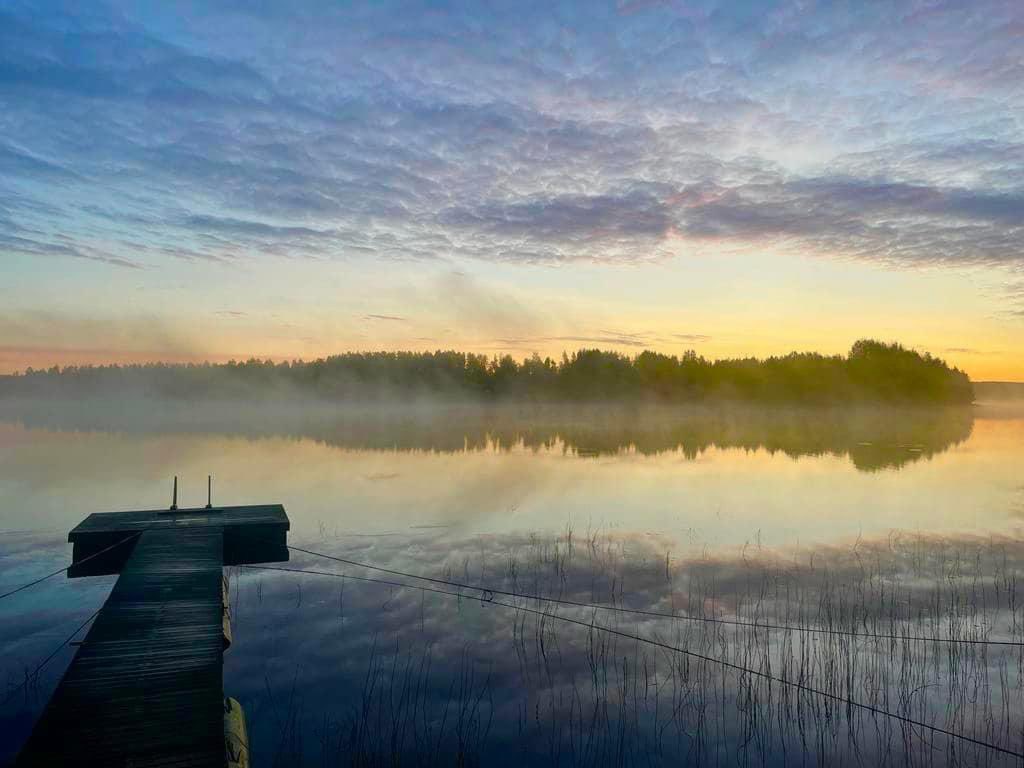 LiljaErika's tweet photo. Tuli huiputettua seitsemän #tunturi’a kolmen päivän #Hetta #Pallas -vaelluksella. 🏔️x7️⃣

Yksi yö nukuttiin Sioskurussa (kuvassa), yksi Nammalakurussa. ⛺️

Viimeinen sängyssä ystävieni luona Raanujärven rannalla. Tyven keli piirsi järvimaisemaan eilen auringonnousun fallostaikaa. https://t.co/XQS4lvsoPw