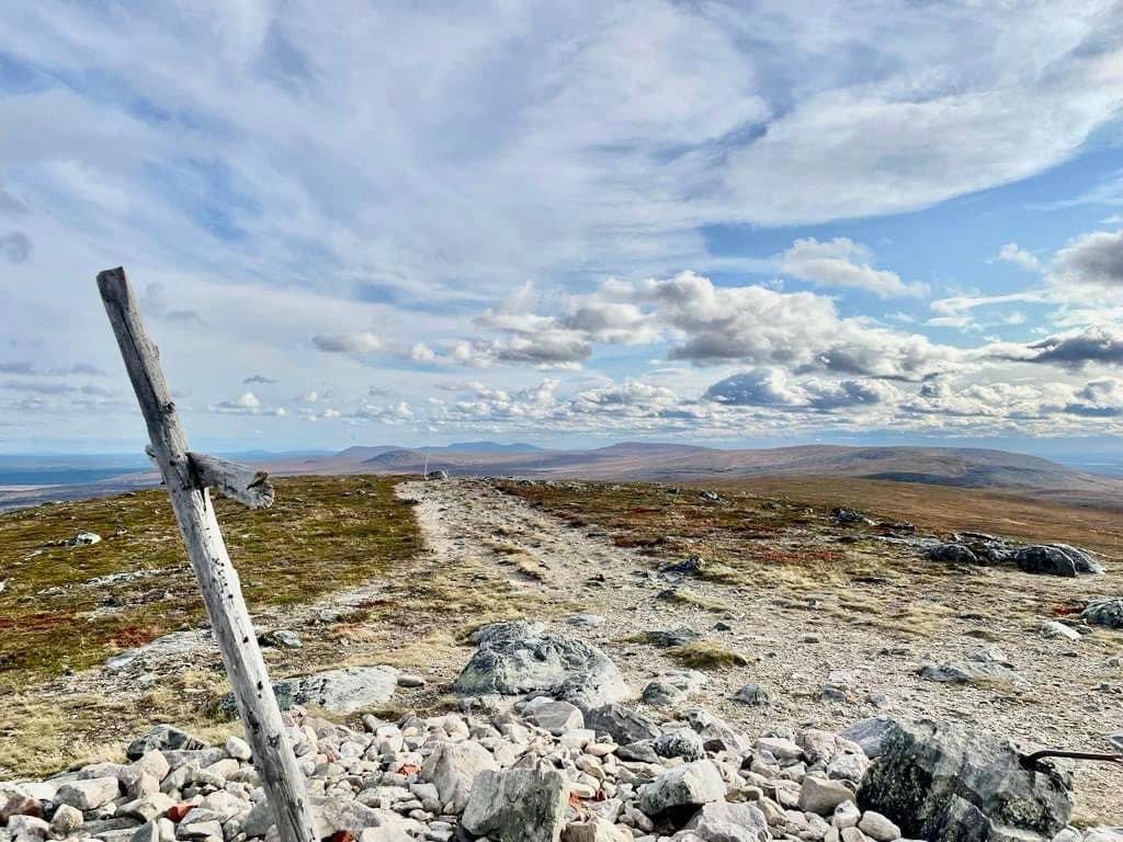 LiljaErika's tweet photo. Tuli huiputettua seitsemän #tunturi’a kolmen päivän #Hetta #Pallas -vaelluksella. 🏔️x7️⃣

Yksi yö nukuttiin Sioskurussa (kuvassa), yksi Nammalakurussa. ⛺️

Viimeinen sängyssä ystävieni luona Raanujärven rannalla. Tyven keli piirsi järvimaisemaan eilen auringonnousun fallostaikaa. https://t.co/XQS4lvsoPw