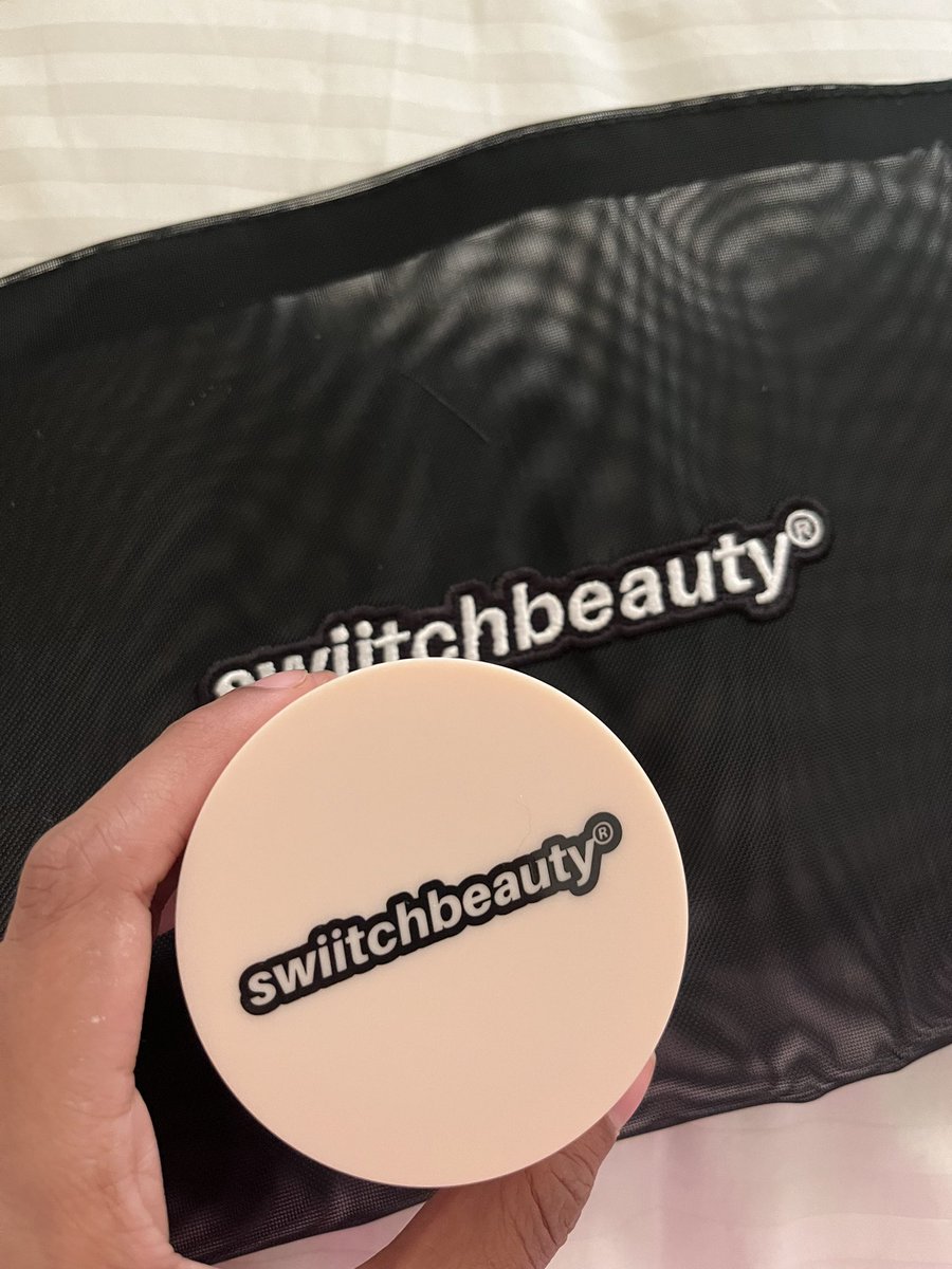 lfczahraa's tweet photo. BESTIES! 😭 I DONT HAVE TO SUFFER ANYMORE😭
thank you, @swiitchbeauty ! the OG #mattebounce was my first #SwiitchPurchase and I’ve been suffering for MONTHS 😭 

#cloudbased is launching 27/09 🔌🔌 
she’s such a fine milled powder, makes your make up last ALL day and smoothing!!! https://t.co/gFjyQeDY3n