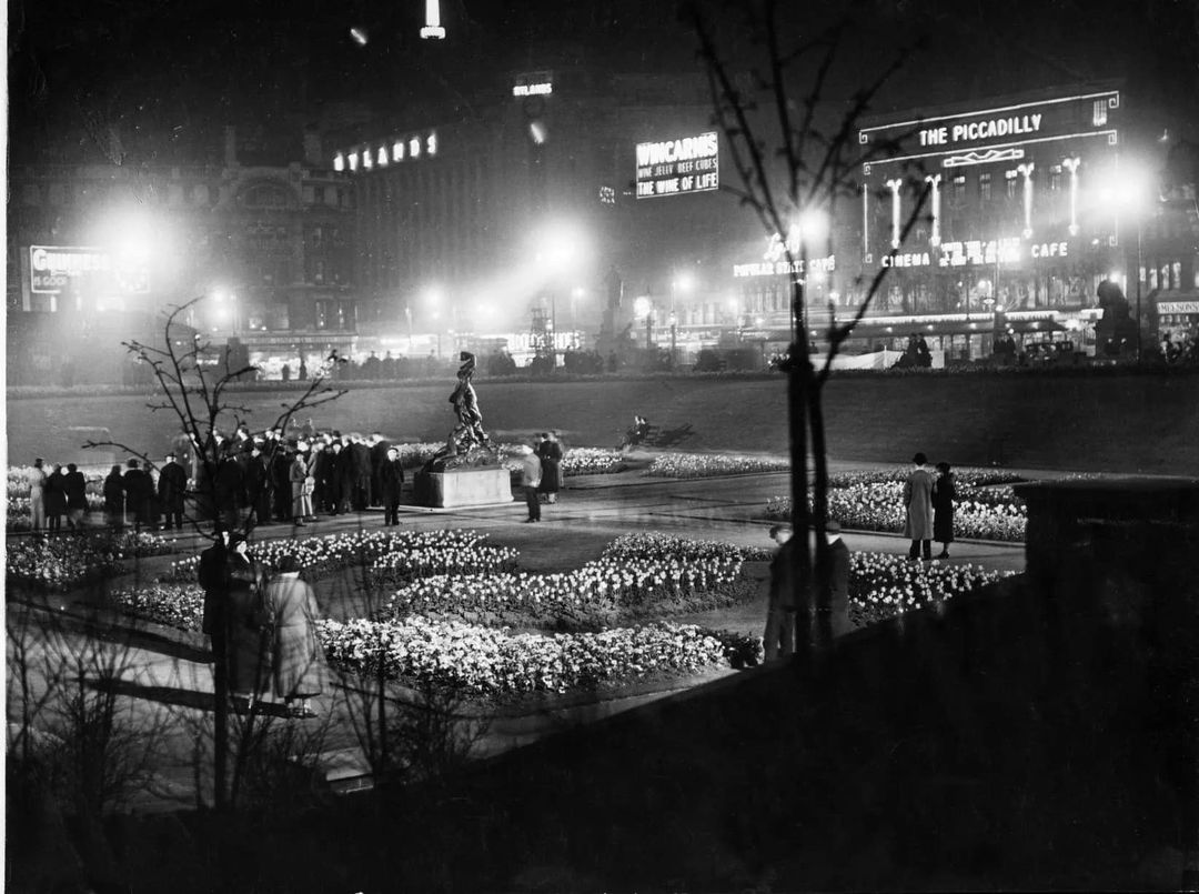 PICTURE: The Piccadilly Cinema, Manchester (c. 1935) #PiccadillyGardens #Manchester #cinema