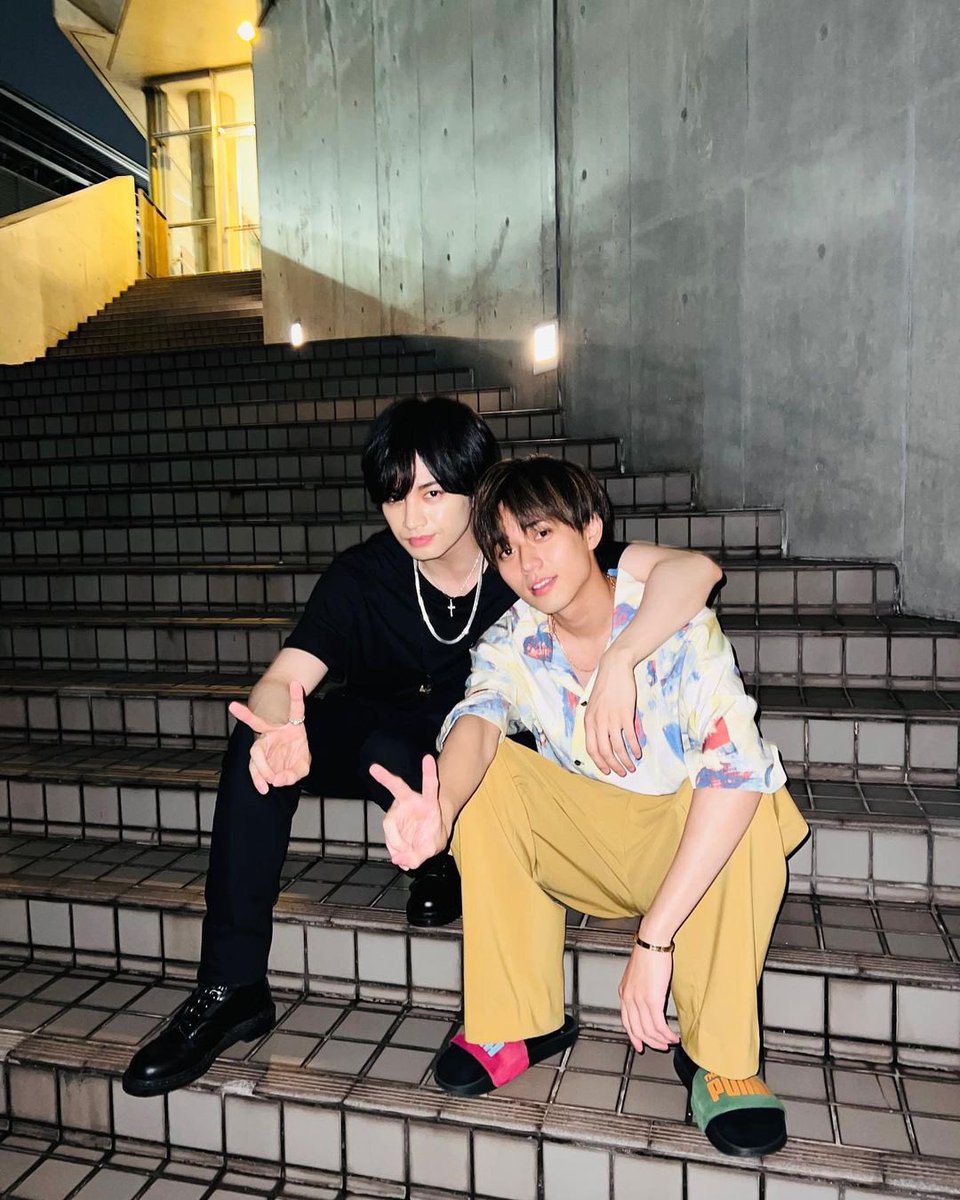rn123__1999's tweet photo. 中島健人
卒論
『なぜ人は恋に落ちるのか』

永瀬廉
卒論
『人が応援するという心理』 https://t.co/19qxDCMIDb