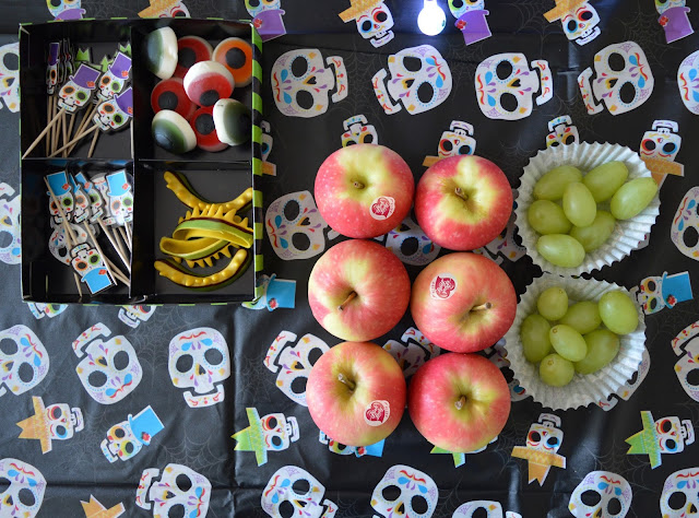 How to create Scary Apple Faces this HAlloween: northeastfamilyfun.co.uk/2017/10/how-to…