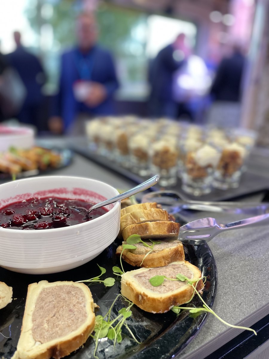 digiaonline's tweet image. Askeleet digievoluution pariin on nyt otettu ja Unlock Your Intelligence jatkuu iltatilaisuuden merkeissä. Kiitos matkasta arvoisat asiakkaamme, puhujat, paneelikeskustelijat, digialaiset ja yhteistyökumppanit! 🙏 #unlockyourintelligence #digievoluutio #digia