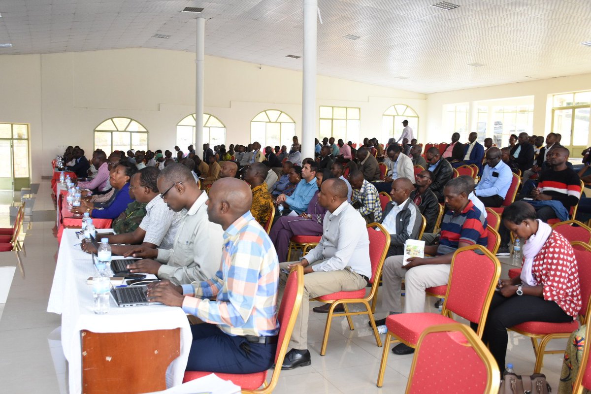 GatsiboDistrict's tweet photo. Guverineri w'Intara y'Iburasirazuba @EKGasana  ayoboye inama nyunguranabitekerezo ku iterambere ry'Ubuhinzi n'ubworozi irimo kubera @GatsiboDistrict  mu cyumba cy'Inama cya East Gate hotel @RwandaLocalGov @RwandaAgri @RwandaAgriBoard @RwandaEast https://t.co/xLH4SHDI3X