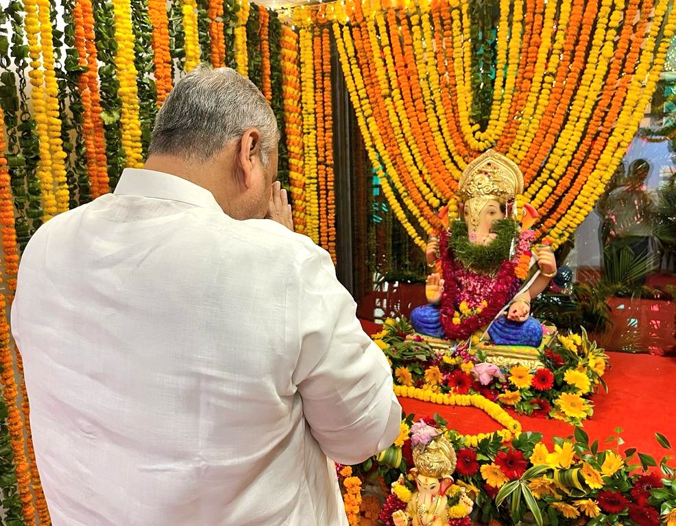saudansinghbjp's tweet photo. || ॐ गम गणपतये नमो नम: ||

आज भारतीय जनता पार्टी केंद्रीय कार्यालय विस्तार बिल्डिंग में "गणेश चतुर्थी" के पावन पर्व पर पुष्प-माला और मोदक मिष्ठान अर्पित कर पूजा-अर्चना कर आशीर्वाद प्राप्त किया।

विघ्नहर्ता-विनायक भगवान गणेश आप सभी की मनोकामनाएं पूर्ण करें।

#GaneshChaturthi2023 https://t.co/5ye2d1QPVe