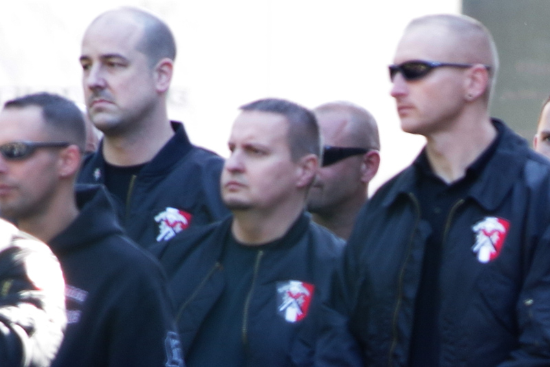 Hammerskins Schweiz weiter aktiv

Heute Morgen wurden die #Hammerskins in Deutschland vom Innenministerium verboten. Die Schweizer Hammerskins sind unter dem Radar weiter aktiv - mit eigenem Clubhaus im Tessin.

antifa.ch/hammerskins-sc…