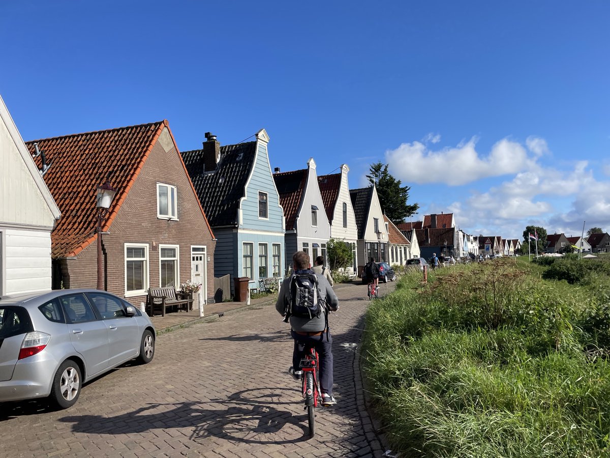 Last week, <a href="/mbruntlett/">Melissa Bruntlett (She/Her)</a> &amp; experts from @RHDHV &amp; <a href="/AbelLeisure/">AbelLeisure - Meer dan routes</a> led a group from Transport Infrastructure Ireland on a <a href="/Cycling_Embassy/">Dutch Cycling Embassy</a> workshop. As a part of their vision to connect their intercity leisure routes, they focused on connectivity, cohesion, attractiveness &amp; inclusivity.