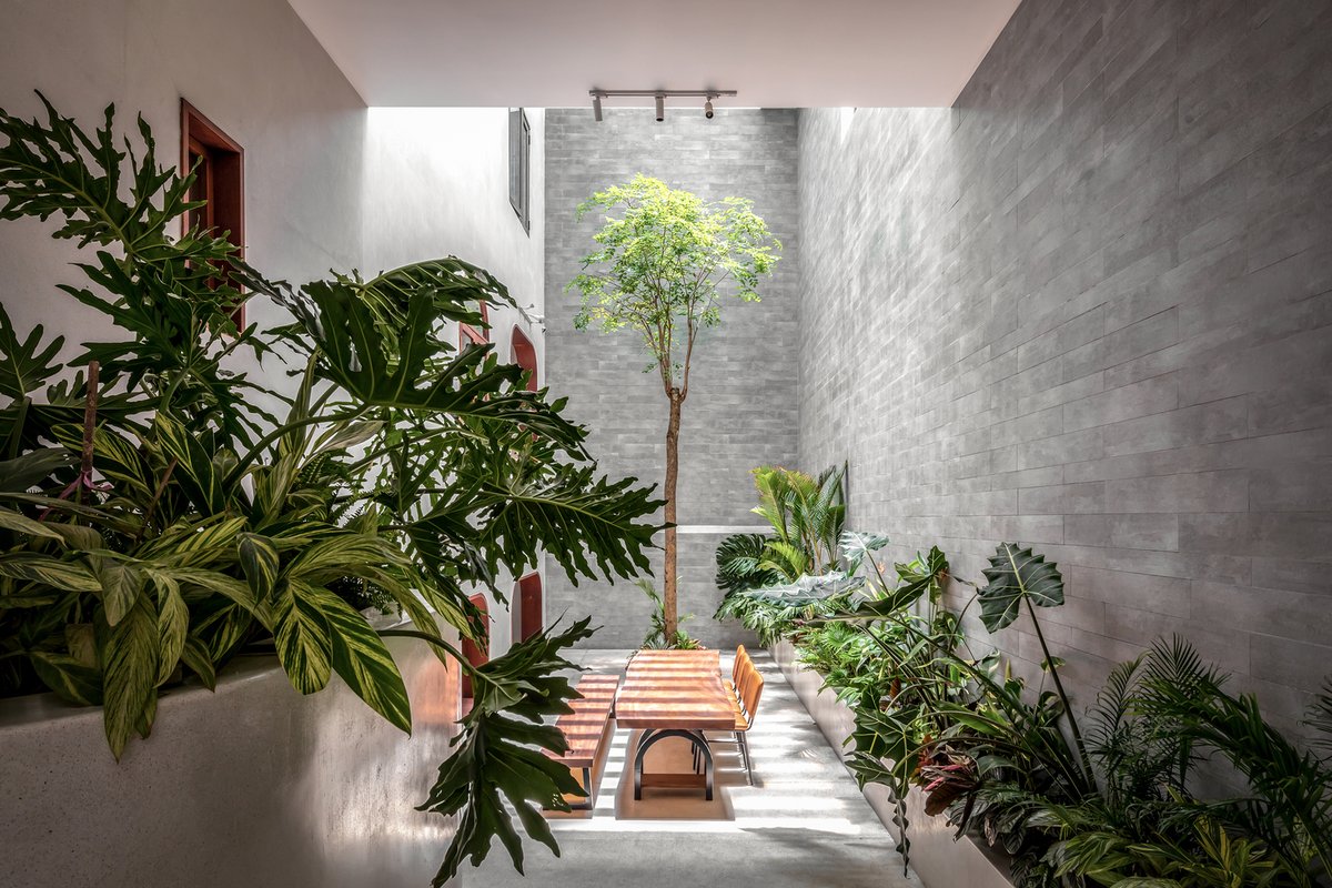 ArchDaily's tweet image. The #architects of Nine #Villa provided an enjoyable spatial experience by decorating the villa's floors with curved patterns and green #skylights, bringing natural light into the basement, and turning the stair landing into a play area. ow.ly/mt1n50PN6K1