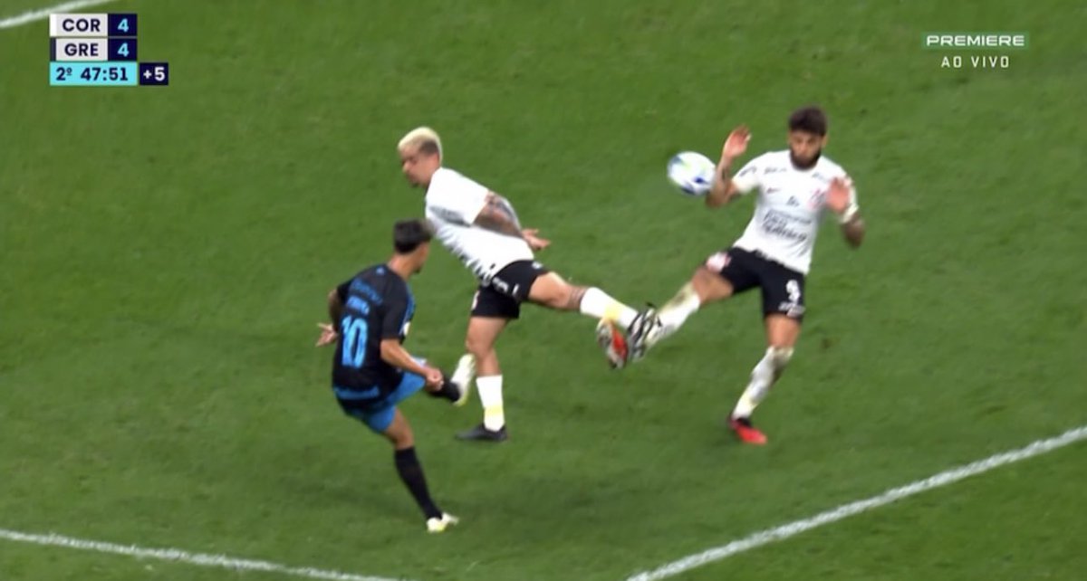 futebol_info's tweet photo. ⚠️ A CBF admitiu que a arbitragem errou ao não marcar pênalti para o Grêmio contra o Corinthians:

"O bloqueio da bola nesta ação caracteriza pênalti. Portanto, uma penalidade deveria ser marcada. E quando não marcada, o VAR deveria recomendar a revisão."

📸 Reprodução/Premiere https://t.co/0uECwG04gK