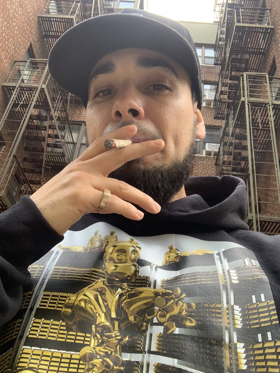 Happy mtf birthday to the legend him self <a href="/MrMcFly100/">McFly🔌⚡️</a> 🎉🎉🎉 OG web 3 pal,  proud #GoldGang holders of <a href="/456_club/">456 Collectors Club</a> 🤩🤩🤩 Wish you many more 🤞  

May you put some of the best smoke in the air today 🍃 💨 🙏 ❤️