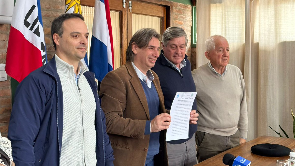 MEVIR | PALMITAS, Soriano 
Firmamos en el Municipio la donación de terreno en la localidad por parte de la Intendencia de Soriano junto al Intendente <a href="/besozzi_guille/">Guillermo Besozzi</a>, donde se construirá un Nuevo Plan Nucleado de 55 Viviendas de <a href="/MevirOficial/">MEVIR</a> luego de 20 años!