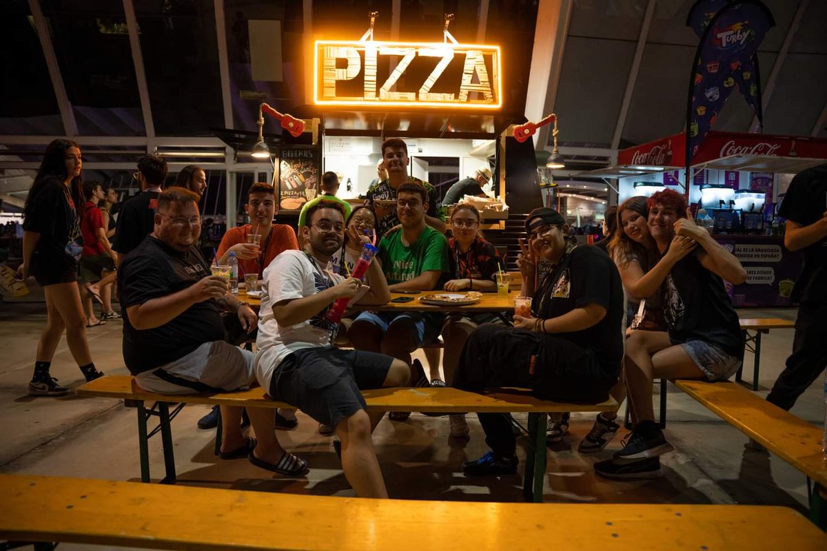 spicypeople2's tweet photo. Dejamos por aquí un bonito recuerdo del evento @Tenerife_GG 🖤💚 https://t.co/jdeAbG4m8q