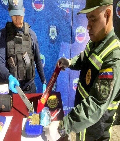 GnbGaranteDePaz's tweet photo. 📣 #AsíLoDijo el MG @ElioEstrada18

 “Comisión integrada por la #FANB y #PNB, realizó la detención de 01 ciudadano en el PAC la Lagunita Edo. Carabobo, tras incautarle 500 panelas, con un peso aproximado de 276 Kg de Súper Marihuana. Procedimiento A/o del @MinpublicoVEN” https://t.co/z6KFXrgixX
