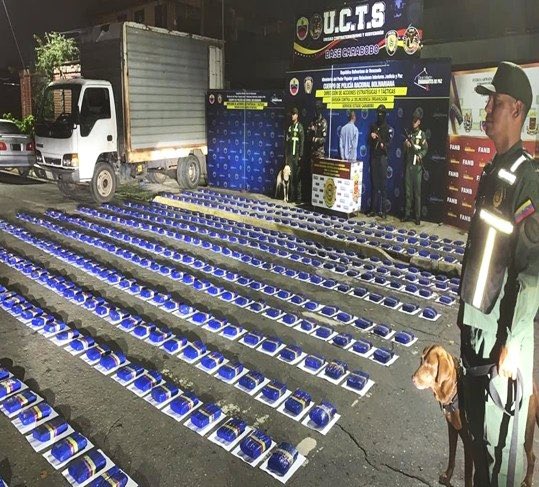 GnbGaranteDePaz's tweet photo. 📣 #AsíLoDijo el MG @ElioEstrada18

 “Comisión integrada por la #FANB y #PNB, realizó la detención de 01 ciudadano en el PAC la Lagunita Edo. Carabobo, tras incautarle 500 panelas, con un peso aproximado de 276 Kg de Súper Marihuana. Procedimiento A/o del @MinpublicoVEN” https://t.co/z6KFXrgixX