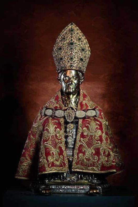 È con grande gioia che mi unisco al plauso di tutta la città di Napoli per il ripetersi del miracolo della liquefazione del Sangue di San Gennaro, avvenuto questa mattina alle 10:03.
Viva San Gennaro!!
Carlo
Duca di Castro