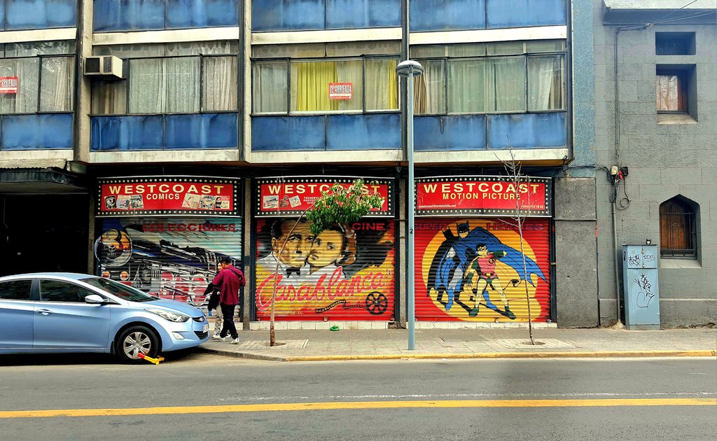 *Blockbuster*

#streetphotography #streetphoto #photography #photograph #photographer #street #fotografíadecalle #streetcapture #calle #LatinAmerica #street_moment