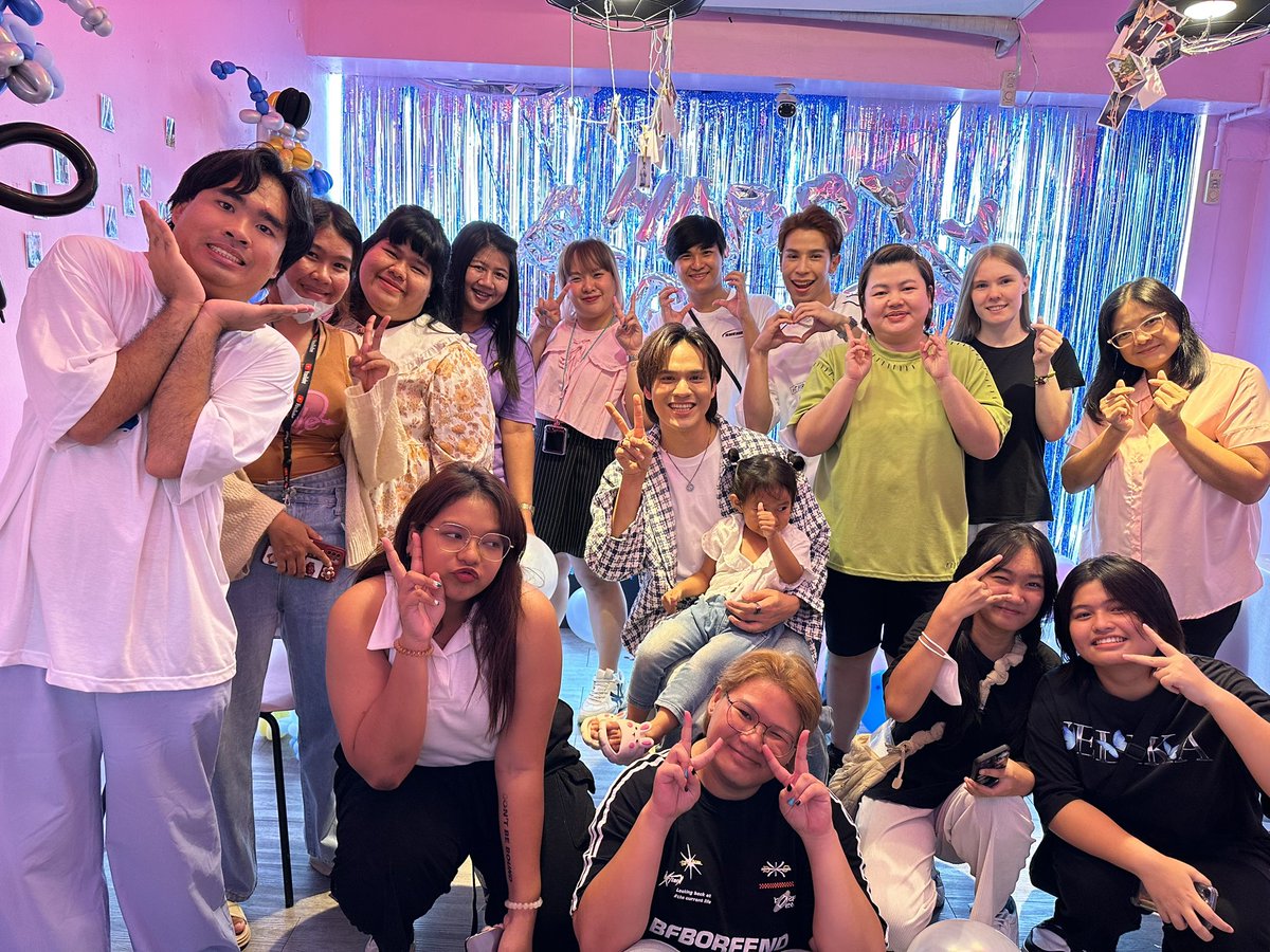 natponboy's tweet photo. วันนี้ดีใจมากๆนะที่ทุกคนไปงานกัน ขอบคุณทุกคนมากๆนะค้าบ รู้แหละว่าเวลาวันนี้หลายคนอาจจะไม่ค่อยสะดวกกัน ขอโทษด้วยนะค้าบ และก็ขอบคุณมากที่มากันเยอะ วันนี้ว่าตื่นเต้นแล้ว พรุ่งนี้ต้องตื่นเต้นมากๆแน่ๆ 😂 ไม่รู้จะพูดอะไรแล้ว แต่วันนี้มีความสุขมากจริงๆครับ พรุ่งนี้เจอกันนะ 🥰 #natponboy https://t.co/NVGQHc42A4