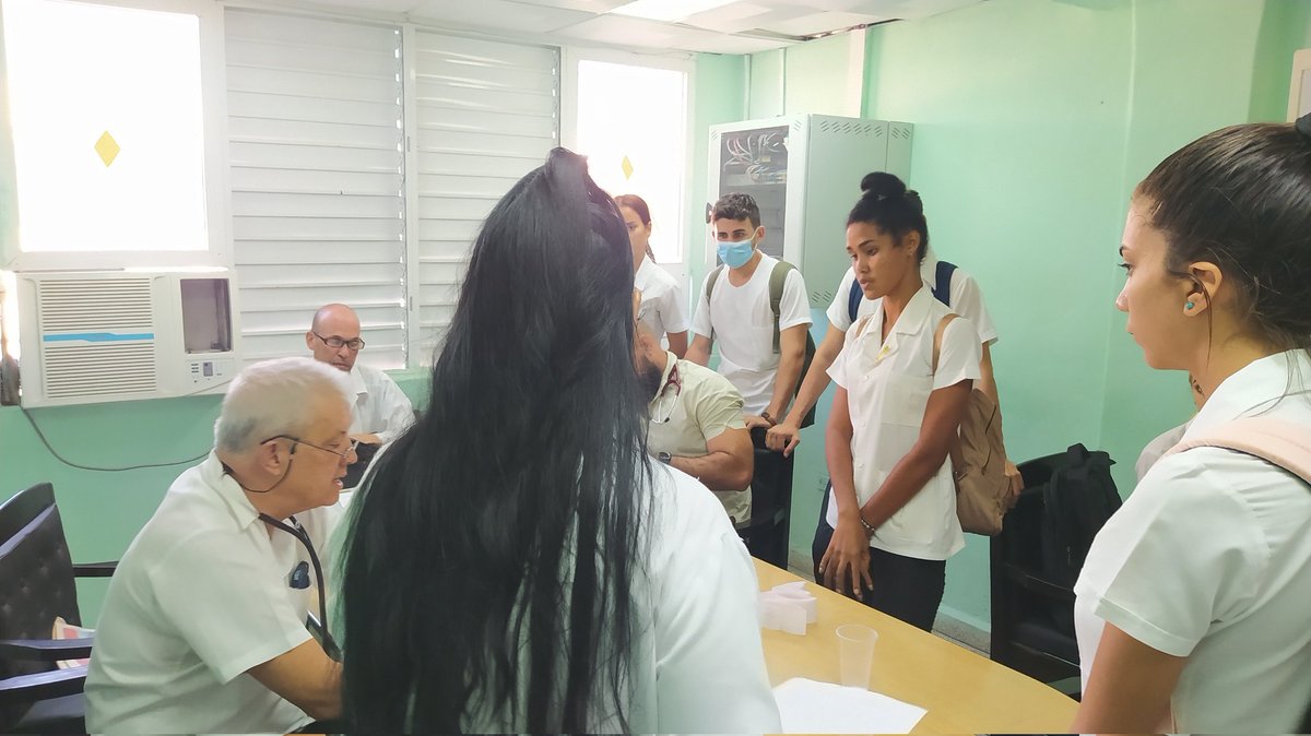 Son recibidos por el Dr . Francisco Valladares Carabajal los nuevos alumnos ayudantes del servicio de #cardiologia
#UnaMejorJuventud 
<a href="/DPSCfgos/">Dirección General Salud Cienfuegos</a> <a href="/falcon_arelys/">Arelys Falcón</a>