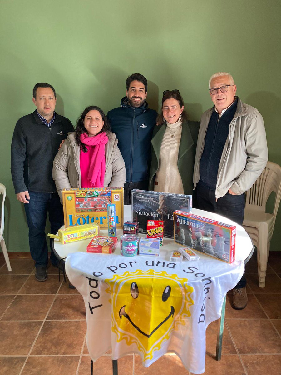 GermanLapasta's tweet photo. El grupo social Todo por una Sonrisa donó diferentes juegos de mesa para el nuevo centro diurno para personas con uso problemático de drogas https://t.co/pv0HR2LgRq