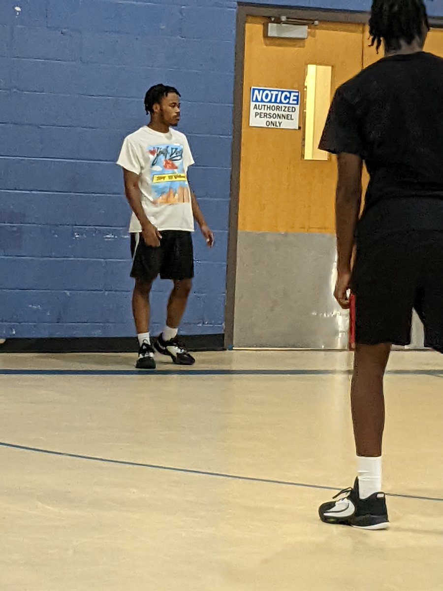 chickg3's tweet photo. The Mighty Elephants have some veteran leadership in 5'9" Kevin Carter (p-l) 6'5" Azeem Murphy (p-r in white tee) and 6'5" transfer Sair Alsbrooks who coach Diggs thinks can really help them this season. https://t.co/iaW3P7j418