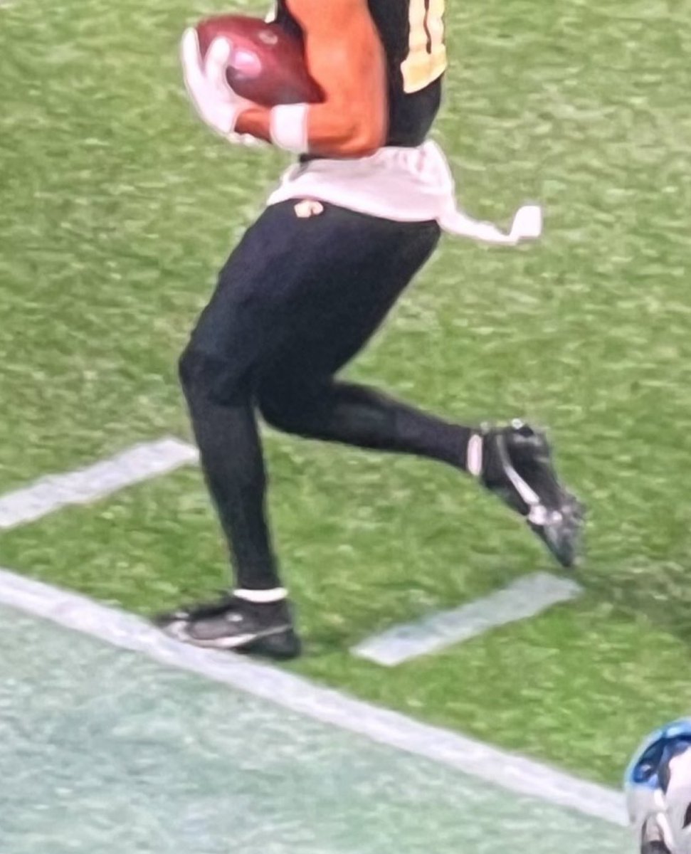 chrisbrieda_'s tweet photo. $5 to win $300 if he doesn’t touch the sideline 😵

game of millimetres, you still balled though @chrisolave_ https://t.co/II74qmVmEH