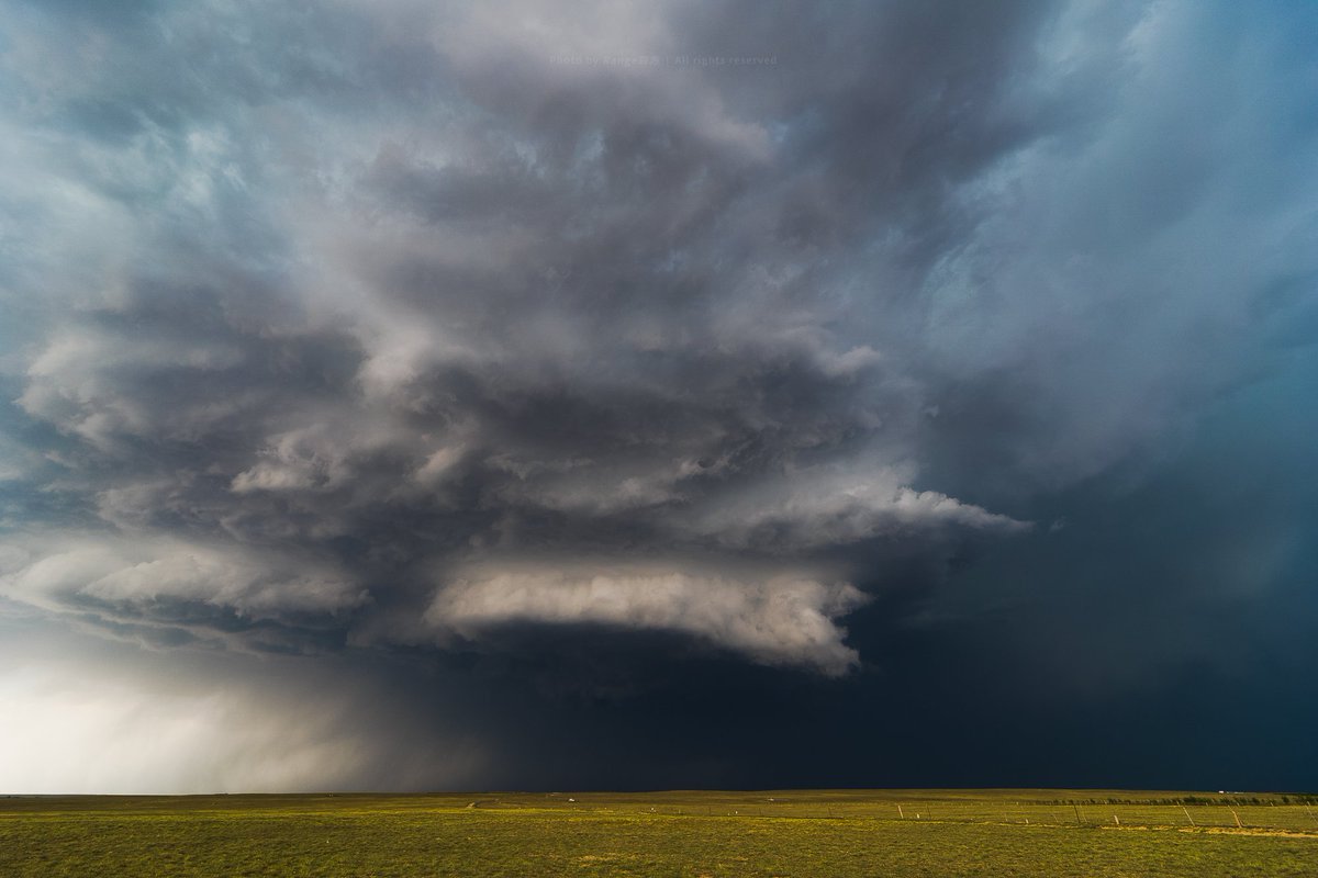YijingLiu7's tweet photo. After 300km of storm chasing,I finally got to this target observation spot and began to shoot the timelapse images sequence of this  tremendous supercell mesocyclone.Inflow and outflow wind were all over 17.2m/s and 2+cm of hail decended on the prairie. https://t.co/2ExPg3Xrny