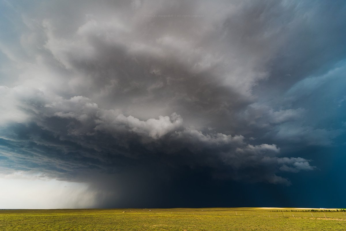 YijingLiu7's tweet photo. After 300km of storm chasing,I finally got to this target observation spot and began to shoot the timelapse images sequence of this  tremendous supercell mesocyclone.Inflow and outflow wind were all over 17.2m/s and 2+cm of hail decended on the prairie. https://t.co/2ExPg3Xrny