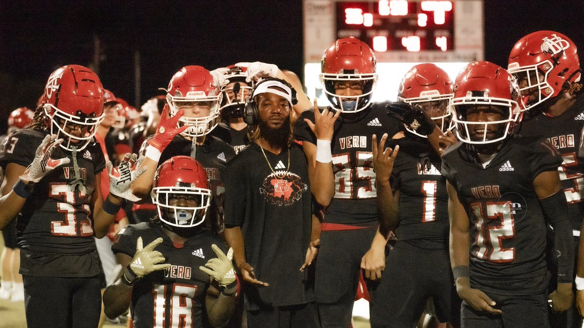 CoachReeseWH's tweet photo. Waffle House Boys 🧇🧇🧇🧇🧇 @VBFootball @ChayceTaylor18 @austinbanz8 @Braydenmarz @IsaiahRobertss @DuaneSimon14 @CATCH__coach https://t.co/RZfwnff2t0