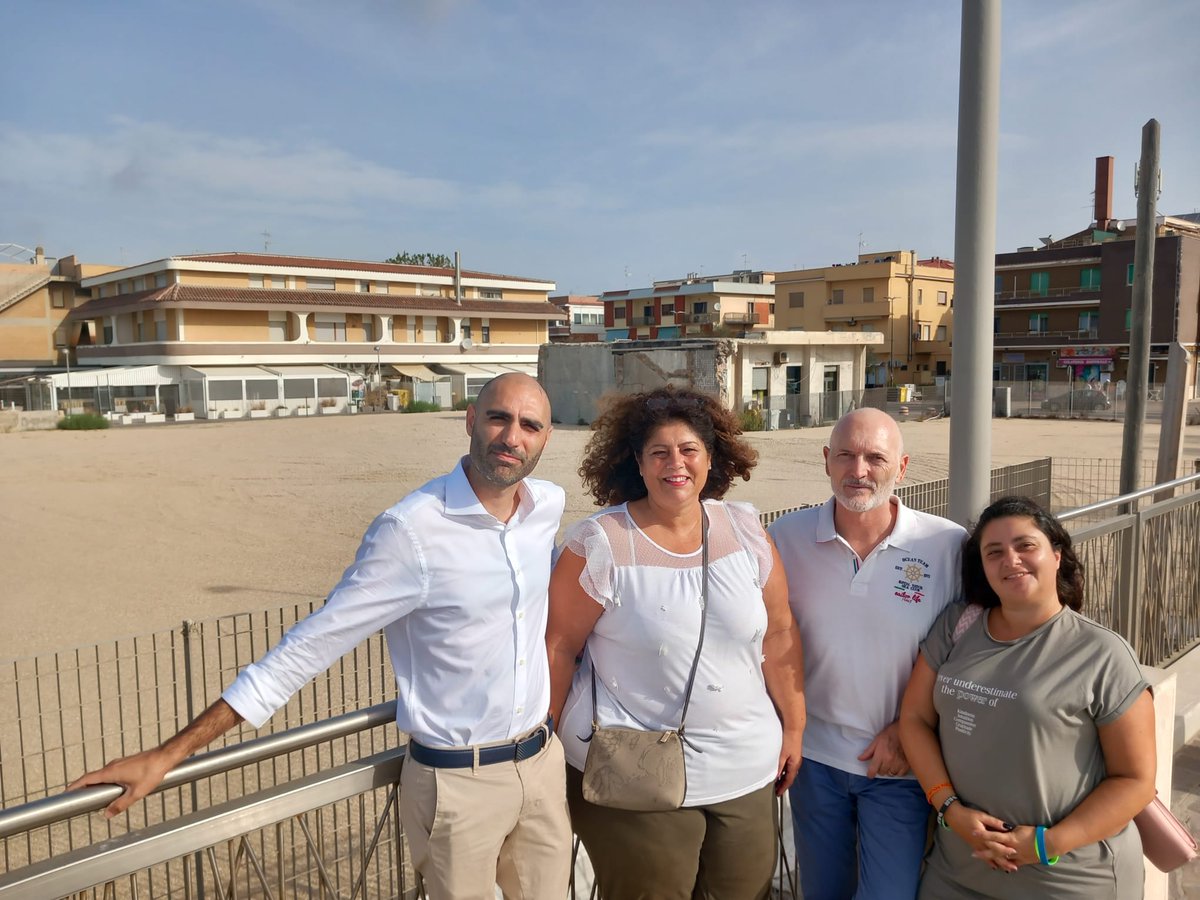 ZuccalaAdriano's tweet photo. #Ecomostro a #Torvaianica. Dopo un anno dall'inizio dei lavori di demolizione nulla si è mosso. Che fine hanno fatto le proposte inviate dalla cittadinanza? Il @m5spomezia ha restituito alla città questo spazio sul mare, l'attuale sindaca cosa sta facendo? #M5S https://t.co/BziXUoJOt2