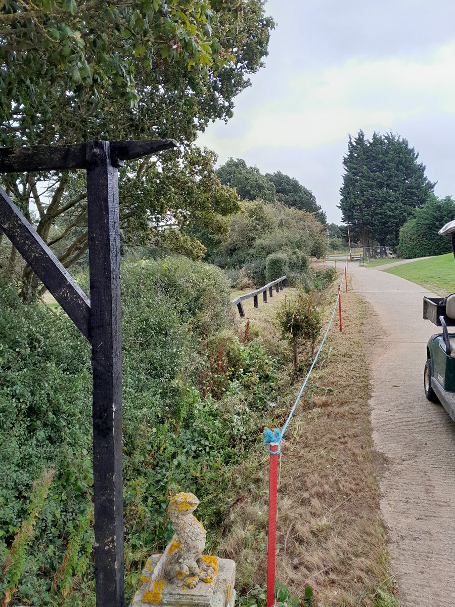 CaddingtonGolfC's tweet image. Greens slitting well underway today. Also an afternoon tidy up of the 1st ditch. 

#productive #caddingtongolfcourse #greens