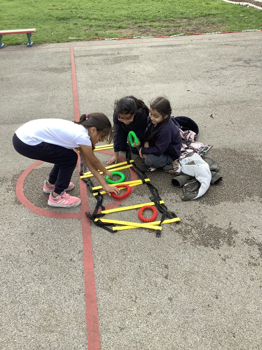 PindersPrimary's tweet photo. Year 3 have really enjoyed PE today. We have started OAA this has helped us with problem solving and team building skills. #PPPE #PPSEL https://t.co/Yv0Jawm6Zh