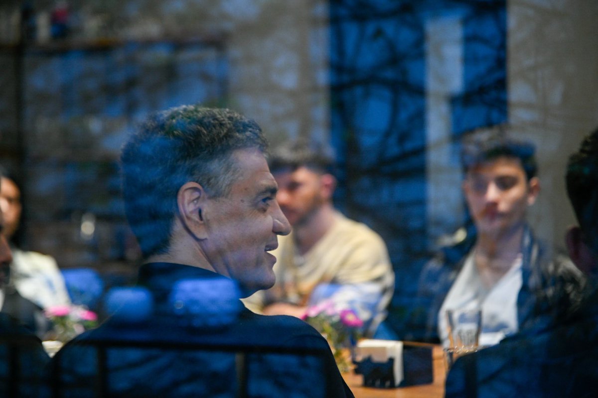 jorgemacri's tweet image. HAY QUE SER CUIDADOSOS CON LAS PROMESAS

Me reuní con jóvenes para intercambiar ideas y responder a sus dudas sobre mi visión de la Ciudad. 

Me preguntaron de todos los temas: el orden en el espacio público, la basura, los alquileres y muchos temas más.

Siempre es interesante…