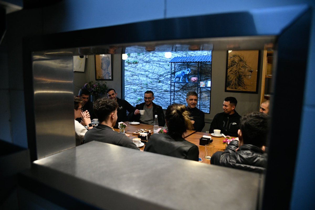 jorgemacri's tweet image. HAY QUE SER CUIDADOSOS CON LAS PROMESAS

Me reuní con jóvenes para intercambiar ideas y responder a sus dudas sobre mi visión de la Ciudad. 

Me preguntaron de todos los temas: el orden en el espacio público, la basura, los alquileres y muchos temas más.

Siempre es interesante…