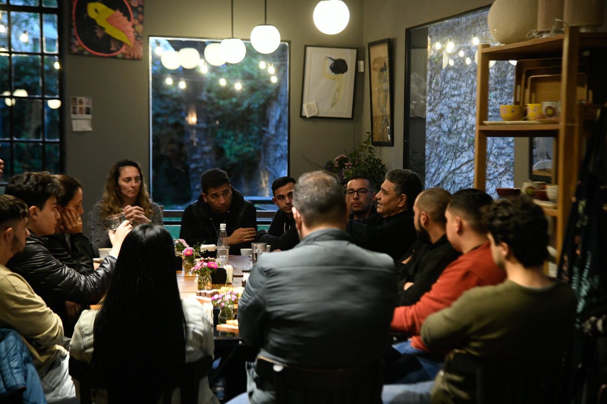 jorgemacri's tweet image. HAY QUE SER CUIDADOSOS CON LAS PROMESAS

Me reuní con jóvenes para intercambiar ideas y responder a sus dudas sobre mi visión de la Ciudad. 

Me preguntaron de todos los temas: el orden en el espacio público, la basura, los alquileres y muchos temas más.

Siempre es interesante…