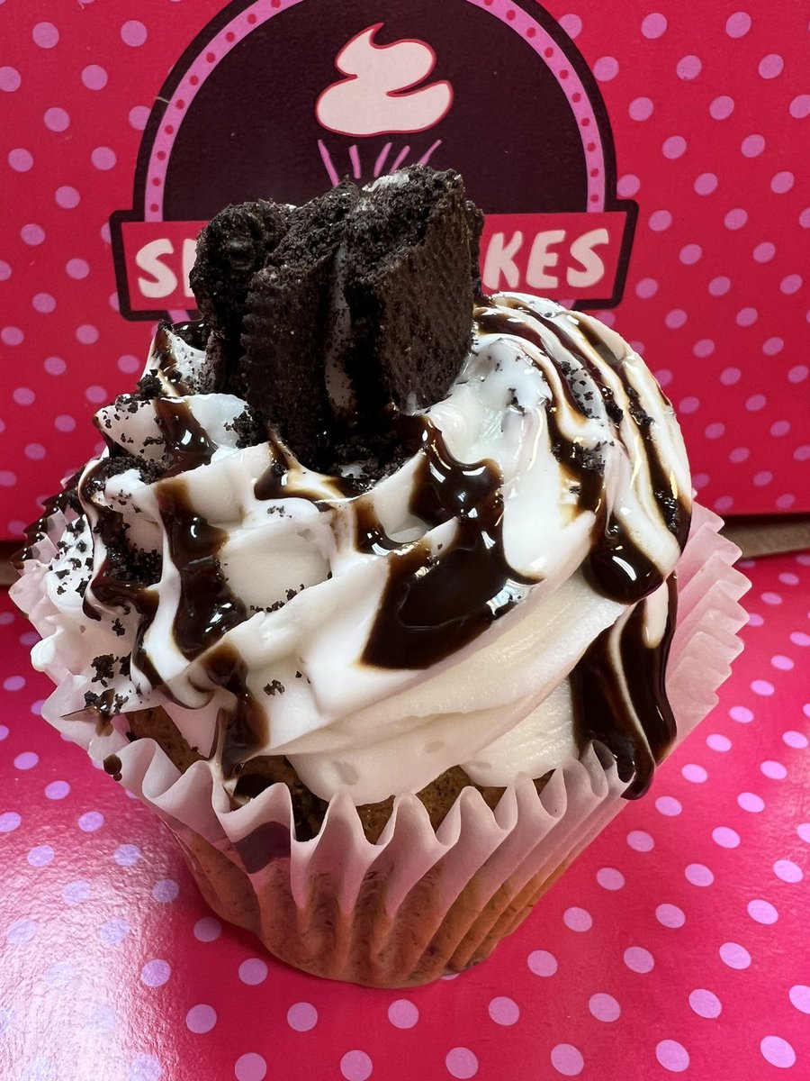 SmallCakesNDH's tweet photo. Make it a Terrific Tuesday 🥳 with today’s #yummy Specials #RaspberryTruffle #StuffedCookie &amp; #ButterCake #cupcakes +17 delicious signature #Cupcake flavors BakedFreshDaily! Order pickup at 404.621.9634 or https://t.co/MTIy7NEtp6! Or get delivery thru #UberEats or #DoorDash! https://t.co/yVQSs8GWJX