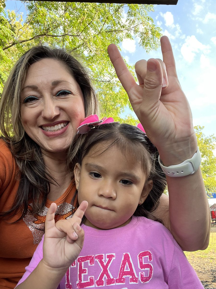 FierroMs's tweet photo. Hook ‘em HORNS!! @PierceECPandas Representing TEXAS!! #EveryPandaEveryDay #IrvingISDGoesToCollege https://t.co/524G2pNJnU
