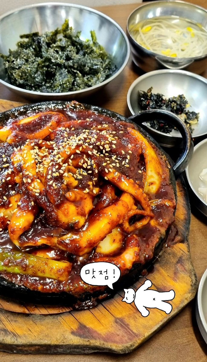 __soro_'s tweet photo. 📍신라식당
대구에 꼭 오고 싶었던 이유 중 하나! 낙지볶음 생각보다 매콤했지만 맛났다. 평일 2시쯤이라 웨이팅 없었고, 밥 한 공기 값은 빼주셨음 :)

📍더폴락
읽고 싶었던 책 한 권 사서 커피와 함께 쉬는 시간📚 아늑하고 편한 독립책방, 머무는 동안 선곡도 참 좋았다! https://t.co/cC3m44mYW9