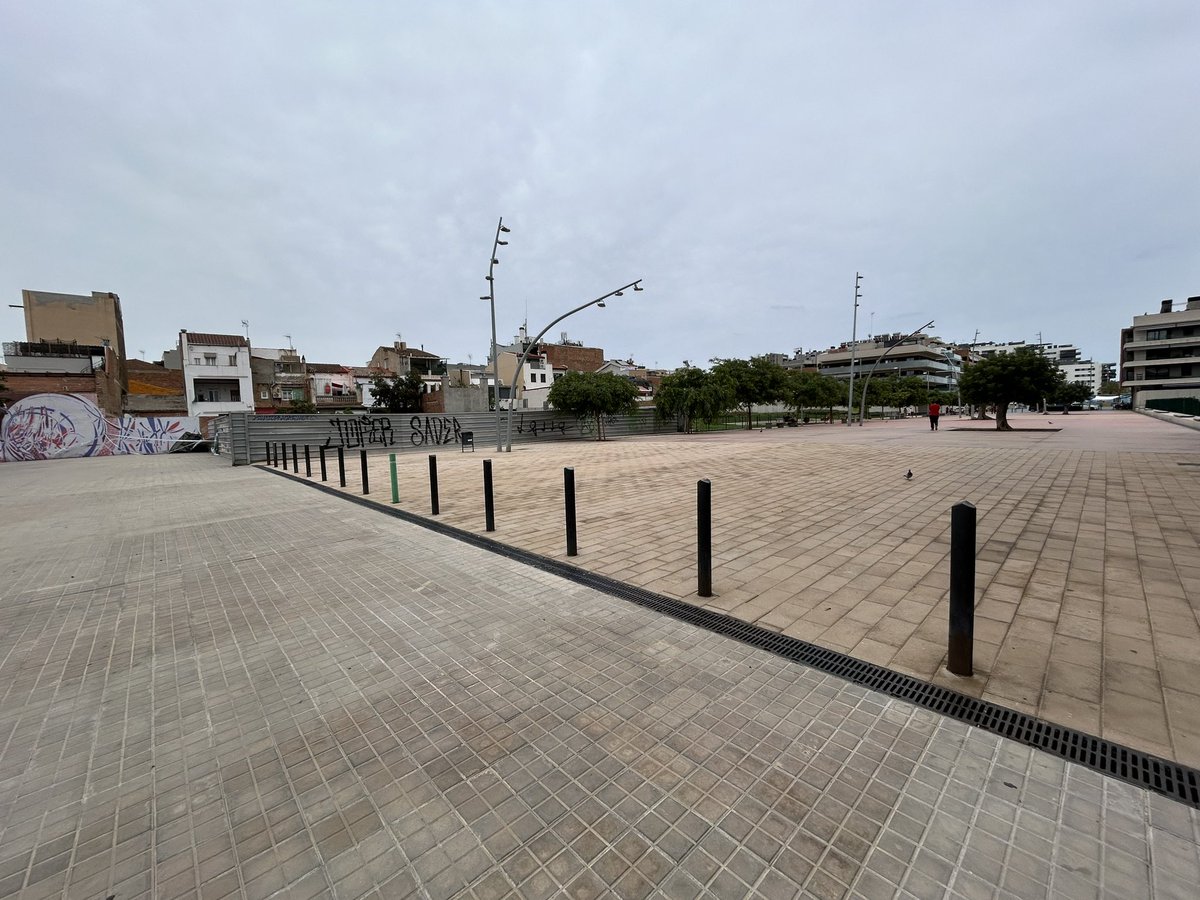 Xaideta's tweet photo. Així fa dies que està una de les tanques a la plaça del cotonifici, on cada dia passen i juguen desenes d’infants, i on surten els nens del @badalonaport a fer l’esbarjo. Amb una mica d’aire, això vola i pot ser mortal. @AjBadalona @Badalona_GUB #caminsescolars #camiamic https://t.co/ZfSorcL2jp