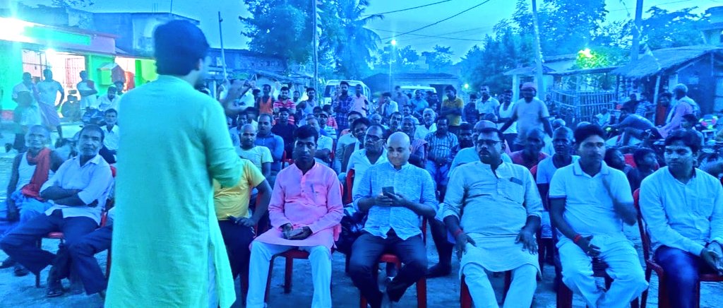 AnupamConnects's tweet image. कौन कहता है कि लोग सुनते नहीं?

आप उनके जीवन से जुड़ी समस्यायों पर संवाद करिए। लोग सुनते भी हैं, समझते भी हैं और साथ भी देते हैं।

इसी संवाद से हमारे समाज में असल बदलाव आ सकता है। यही काम अभी हम बिहार में कर रहे हैं।

हर गाँव हर कस्बे के लोग उठ खड़े होने के लिए तैयार है।