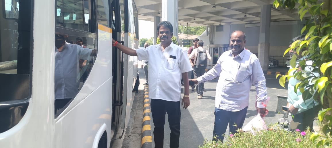 SivakumarState's tweet photo. தமிழ்நாடு அரசு சட்டப்பேரவை மதிப்பீட்டுக் குழு பல்வேறு மாநிலங்களில் ஆய்வு செய்வதற்காக இன்று டெல்லி சென்றடைந்தோம்... https://t.co/krDN3ZX3qz