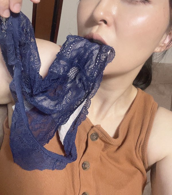 オナニーした精子をぶっかけられたパンティ おまんこの匂いと精子の匂いが混ざってエッチな匂い  挿入してもらえずお預け（＞＜） ムラムラしちゃう  ＃マゾ ＃人妻 ＃オナニー ＃羞恥系 ＃欲求不満 https://t