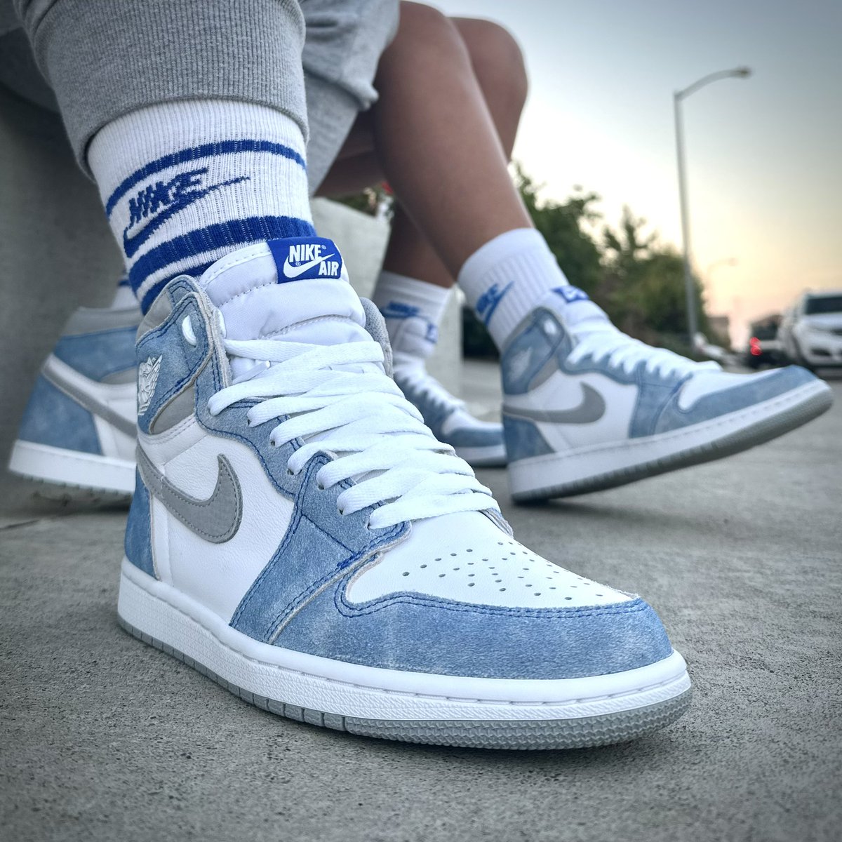 Starting Tuesday off with the wifey 🥰🥰😍.. she wanted to bless us with her kicks for #weekofjordan1high #jordan1  #jordanshyperroyal #sneakerfreaker #snkrliveheatingup #Nike @Nike #sneakerhead #sneakerwifey