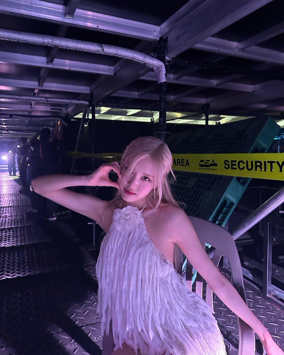rvosed's tweet photo. ✨ Revisiting Seoul after a year to complete our Bonpink tour feels surreal! The energy in the crowd, the love, it's overwhelming. I didn't expect tears, but they flowed. Saying 'I had a good trip' sums it up perfectly! 💖 https://t.co/iKhaRMA30E