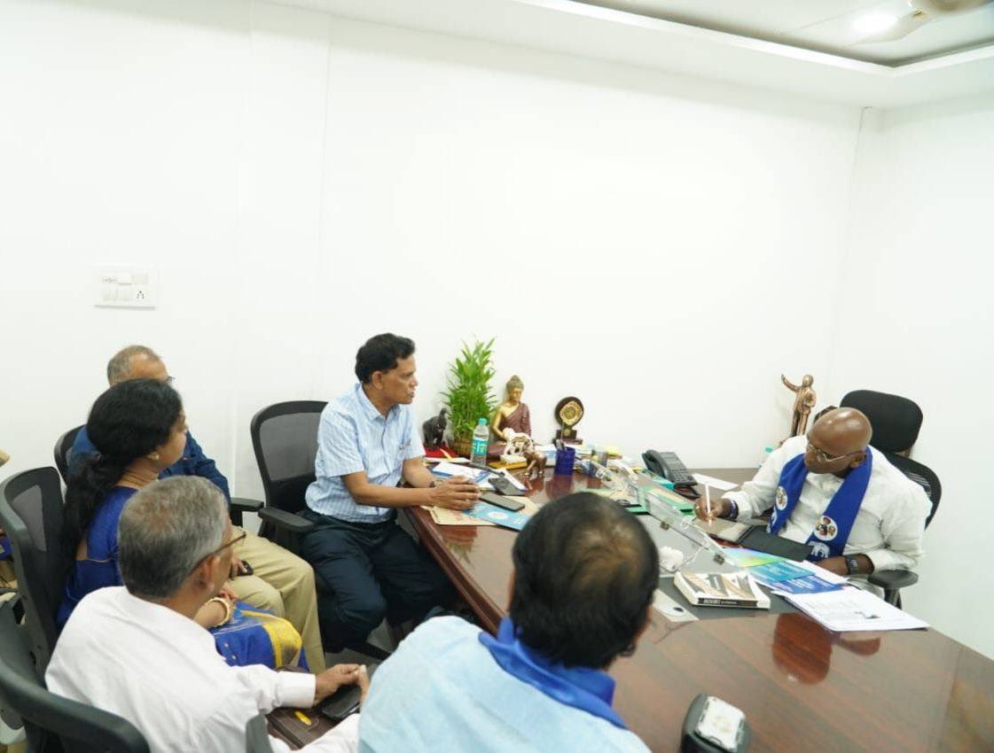 RSPraveenSwaero's tweet photo. మాజీ ఐఏఎస్ అధికారి,సోషల్ డెమోక్రటిక్ ఫోరం (#SDF) కన్వీనర్‌ @Murali_IASretd ఈ రోజు పార్టీ రాష్ట్ర కార్యాలయంలో నన్ను కలిశారు. రాష్ట్రంలో ముఖ్యమంత్రి కేసీఅర్ గత 10 ఏళ్లుగా విద్యా,వైద్యం,వ్యవసాయ రంగాలను పూర్తిగ�� విధ్వంసం చేస్తున్న అంశాలను SDF టీమ్ కళ్ళకు కట్టినట్లు, గణాంకాలతో వివరించారు.

రూ.3 లక్షల కోట��ల రాష్ట్ర బడ్జెట్ లో #KCR విద్యకు కేటాయిస్తున్న నిధులు కేవలం 6.4%. రాష్ట్రంలో 8,000 పాఠశాలల్లో కేవలం ఒక్క టీచర్ మాత్రమే ఉన్నారు. మరో 8,000 పాఠశాలల్లో కేవలం సింగిల్ క్లాస్ రూమ్ లోనే 5 వ తరగతి వరకూ బోధన జరుగుతుంది.ఇంతకంటే దుర్మార్గమైన విద్యా వ్యవస్థ ఆఫ్ఘనిస్తాన్ దేశంలో కూడా లేదంటే నమ్మండి. బీఎస్పీ అధికారంలోకి వచ్చిన వెంటనే సోషల్ డెమోక్రటిక్ ఫోరం తీర్మానాలను పాలసీలుగా అమలు చేస్తాం.

#KCRFailedTelangana
#SaveEducation 
#SaveTelangana
