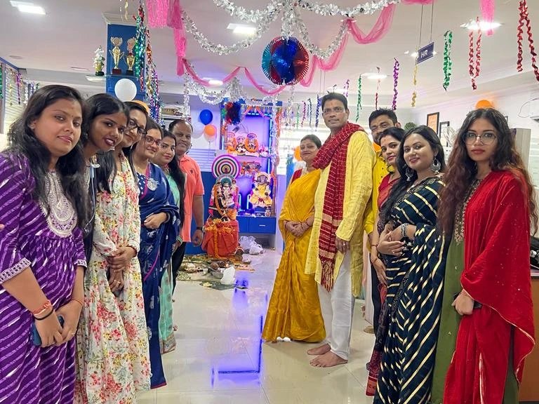 Oasys Tech Solutions Pvt Ltd welcomes Lord Ganesha to our office with open hearts and vibrant celebrations 🙏🐘✨ #GaneshPuja #OfficeCelebration #BlessingsOfGanesha #WorkplaceHarmony #TeamSpirit #GanpatiBappaMorya #FestiveVibes #OasysTechSolutions #GaneshaChaturthi