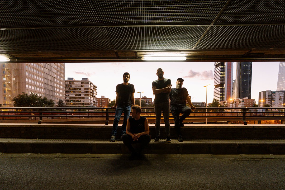 En un mes arranca nuestra gira europea junto a Monkey3, mientras esperáis podéis echarle un ojo a nuestra tienda online: toundra.es/store/

Tenéis todo nuestro merch: CDs y vinilos de nuestros trabajos, ediciones especiales, camisetas y hasta unos calcetines de invierno 🧦