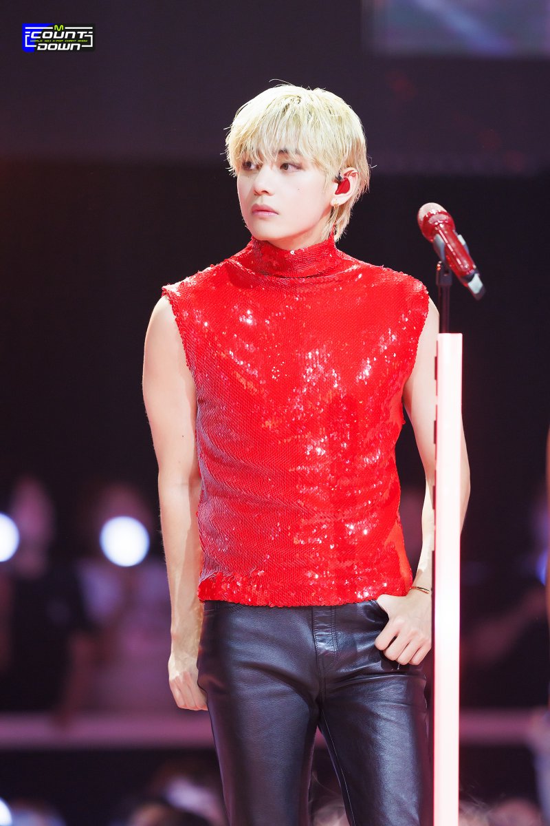 MnetMcountdown's tweet photo. 230914 #MCOUNTDOWN 현장포토
[Web발신]
[MCD통운_배송완료]

고객님의 현장포토가 배송 완료되었습니다.

· 상품명 : 뷔주얼의 지배자. 뷔주얼의 권위자. 뷔주얼의 황제. 뷔주얼의 제왕. 뷔주얼의 군림자. 뷔주얼의 마스터. 뷔주얼의 신. 뷔주얼의 대마왕. 뷔주얼의 대명사. 뷔주얼의 정석. 뷔주얼의 전설. 뷔주얼의 표본. 뷔주얼의 종결자. 🐻
· 인수자(위탁장소) : 아미💜
· 운송장번호 : 1995_1230_0613

아미를 위한 단 하나의 배송!
MCD통운

※ MCD통운 고객센터 : 1995-1230

#LoveMeAgain 📸 https://t.co/elAcY1KirI
#SlowDancing 📸 https://t.co/3ABlr5OsWc

#엠카운트다운 #엠카 #V #뷔 #BTS #방탄소년단