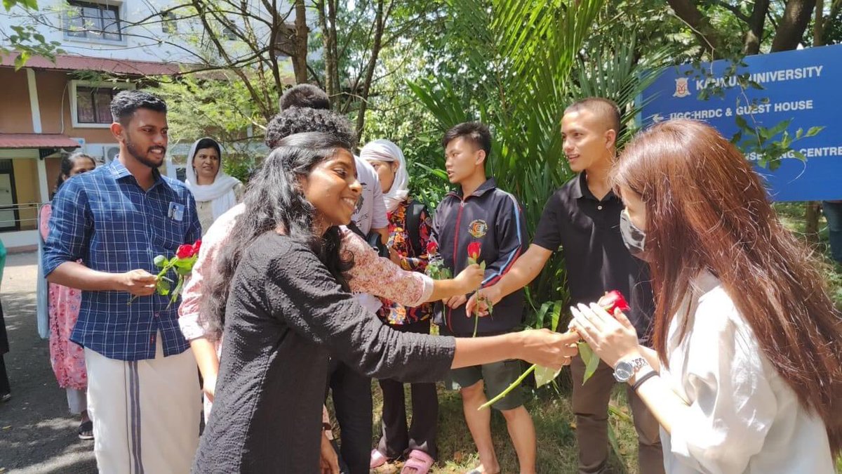 drthomasisaac's tweet photo. Democratic and secular Kerala shall ever be safe haven for the victims of communal and ethnic strife in India. The first batch of Manipuri students arrives at University of Kannur. They are being welcomed by SFI members with red flowers. https://t.co/NNJ0BeK8IG