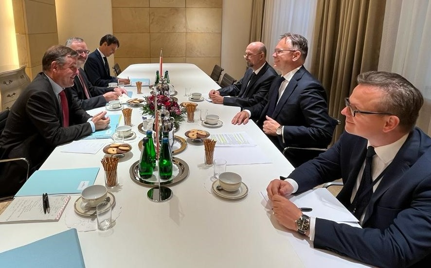 Bardzo dziękujemy za gościnność!

A pleasure to hold political consultations on Swiss-Polish bilateral relations, promising economic perspectives, #europeanaffairs, #SwissContribution & more 🤝

🇨🇭-🇵🇱 bilateral relations are excellent & have the potential to be further expanded