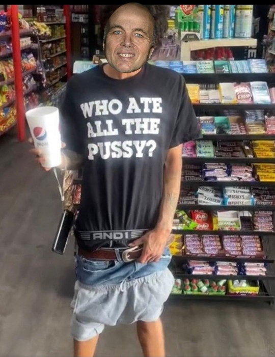 TalezDa's tweet image. Wow @Billybobwalter1 really let himself go since the fishing dried up in Maine.